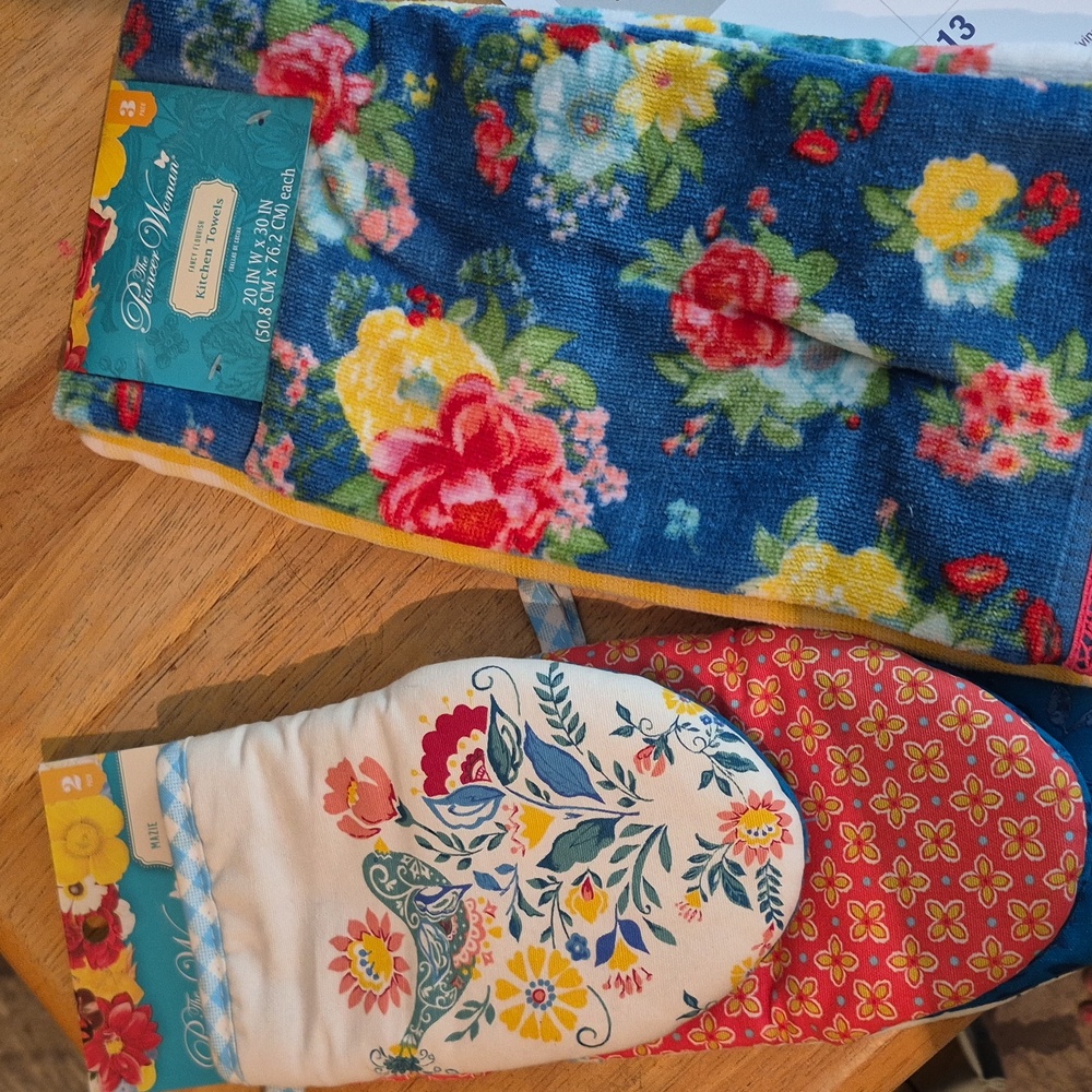 Pioneer woman kitchen towels & pot holders